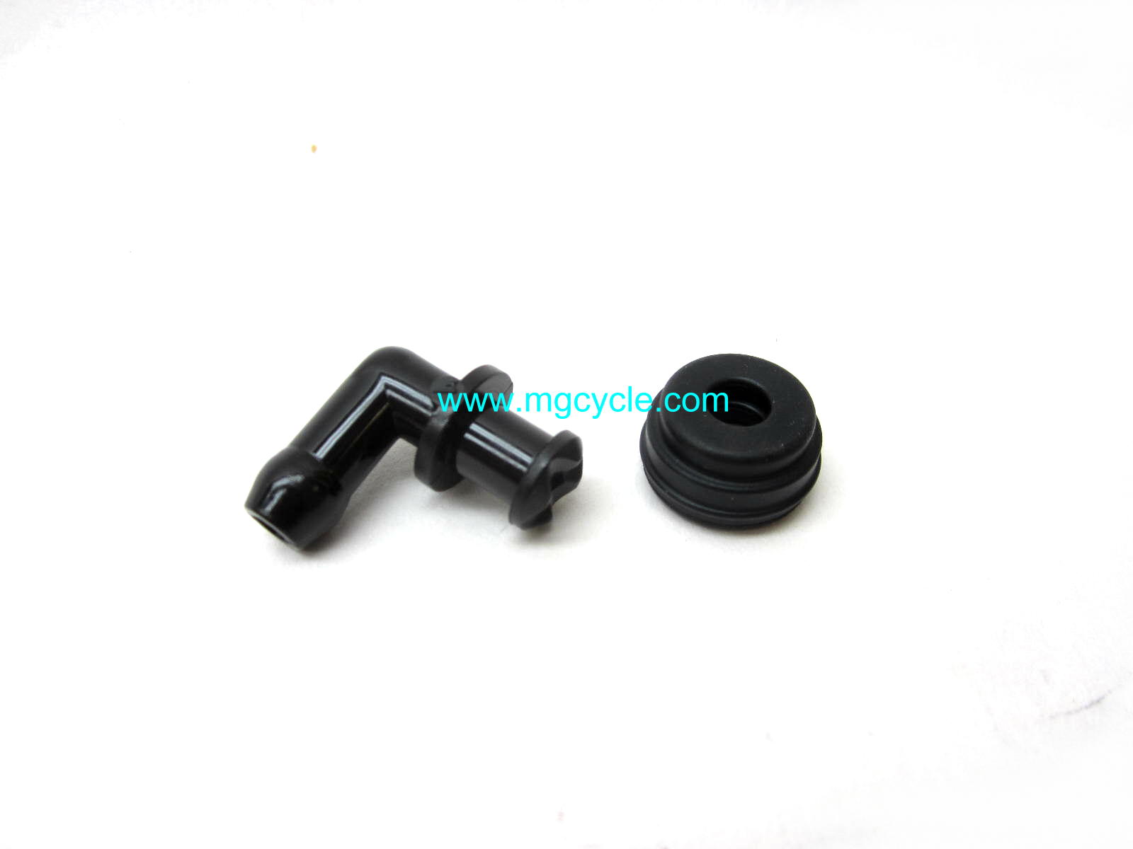 Brake fluid elbow and seal for remote reservoir master cylinders