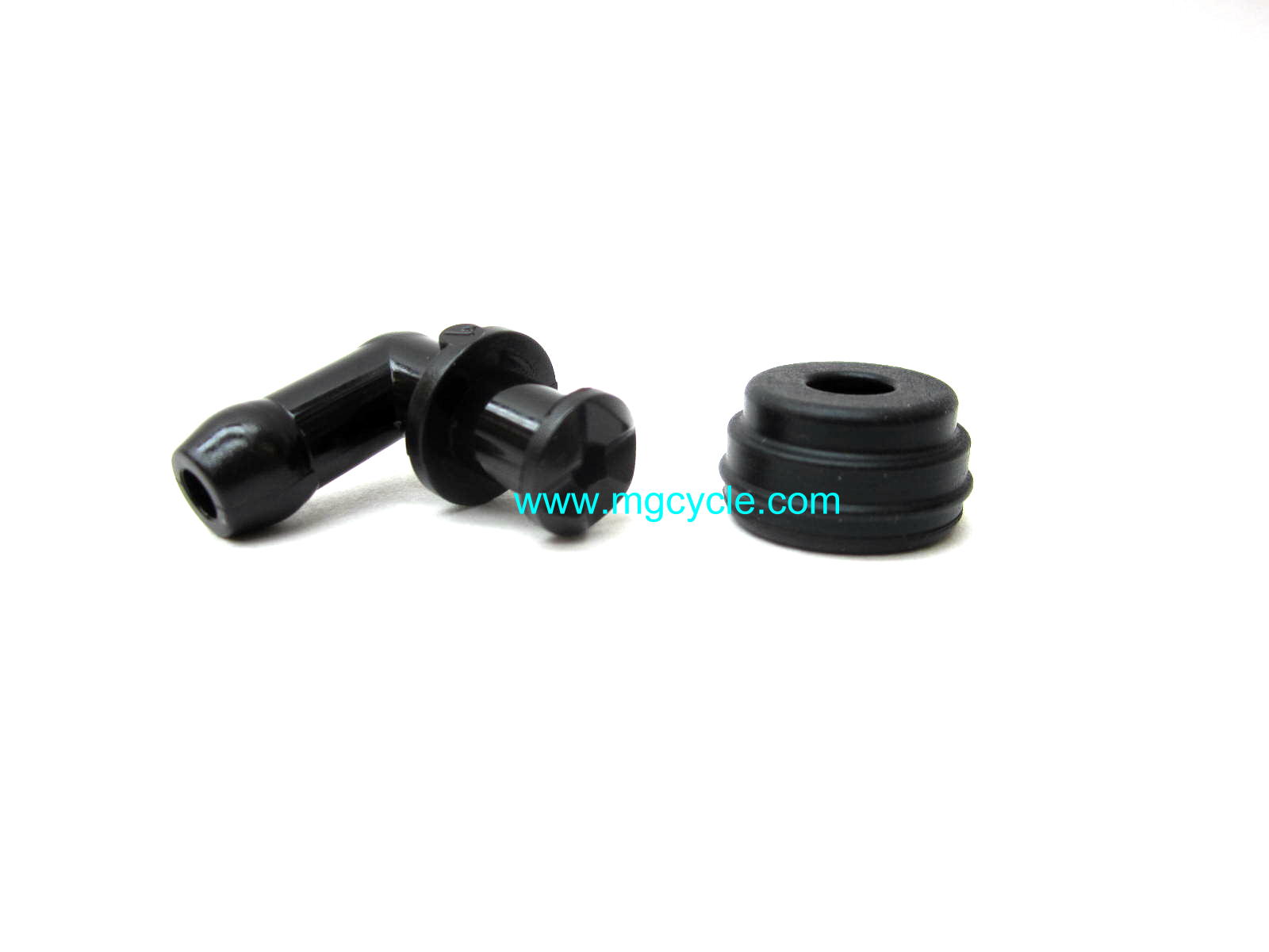 Brake fluid elbow and seal for remote reservoir master cylinders