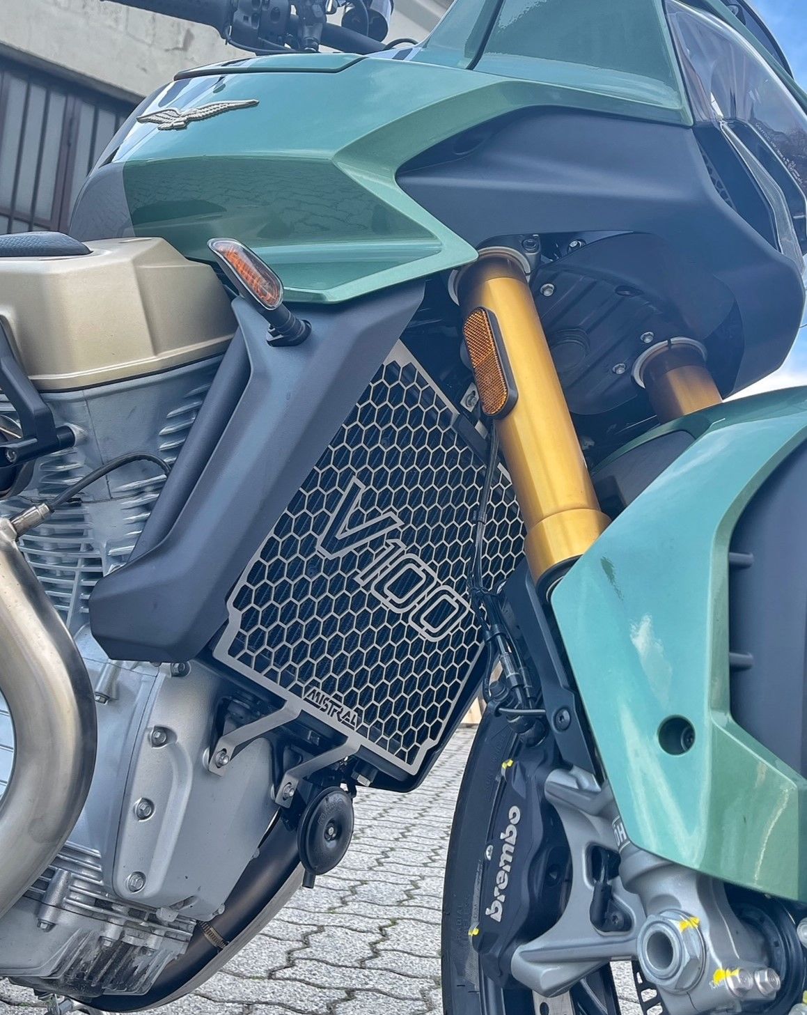 Radiator Grid for Moto Guzzi V100 Mandello (Ice Grey)