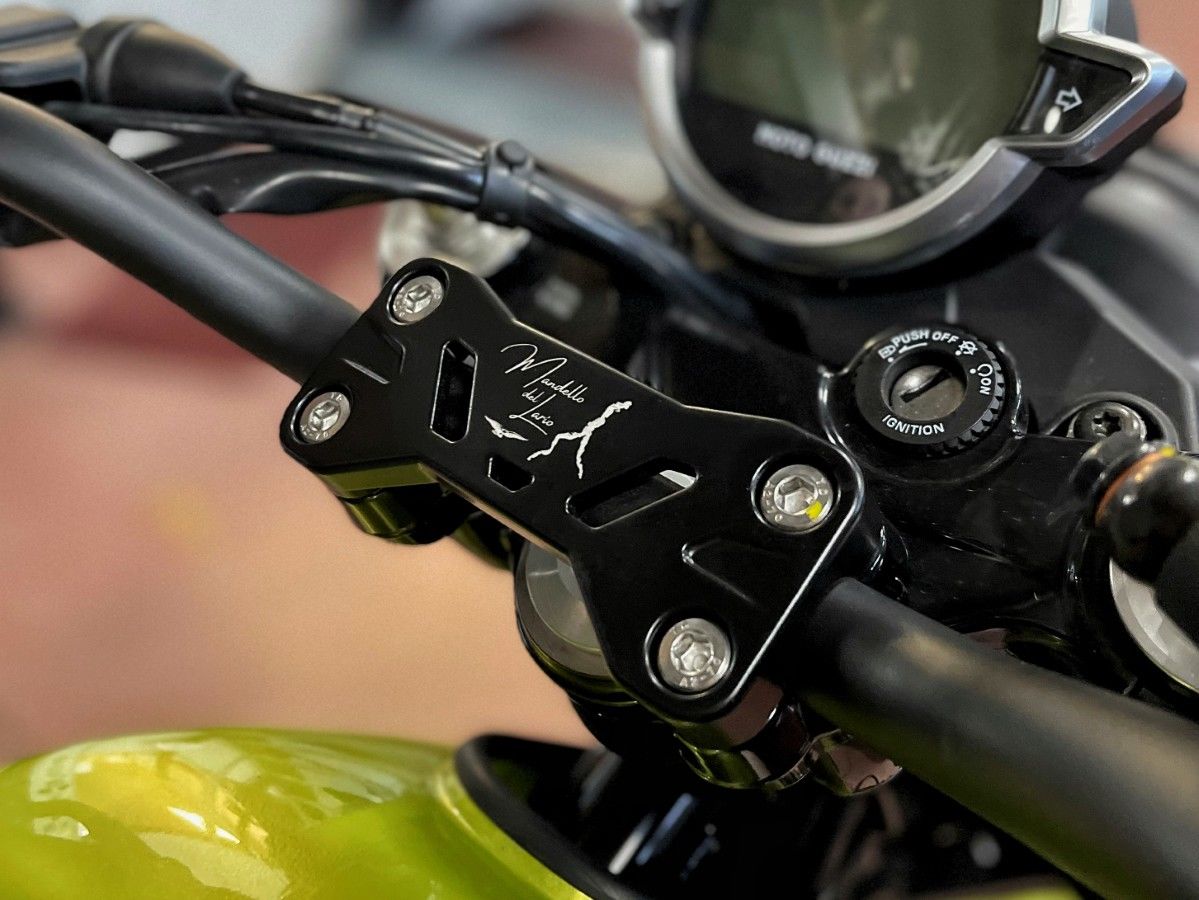 Customizable upper handlebar clamp for V7 850 E5/E5+