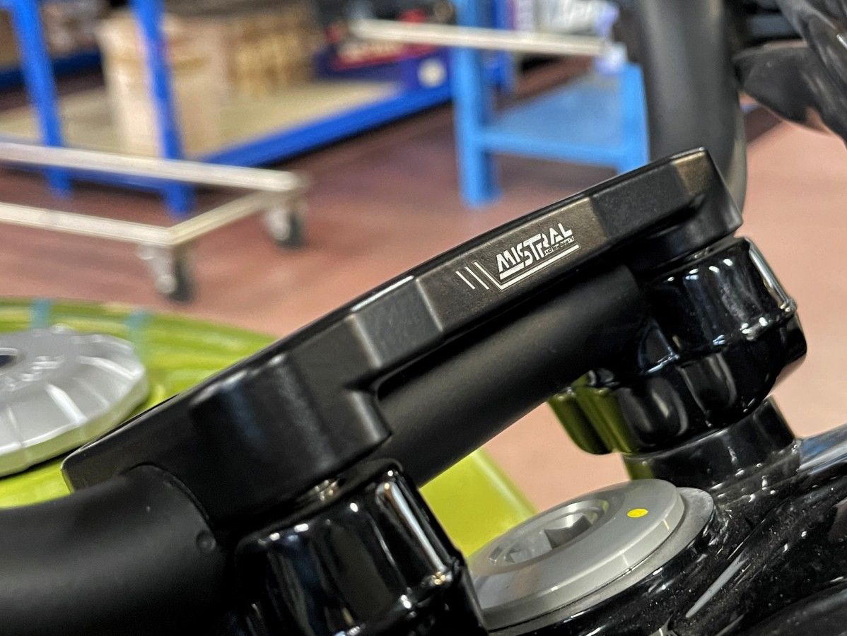 Customizable upper handlebar clamp for V7 850 E5/E5+