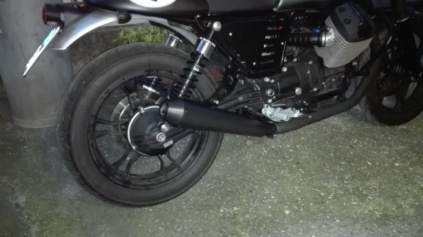 Mistral black paint short Slip-On mufflers V7 Cafe