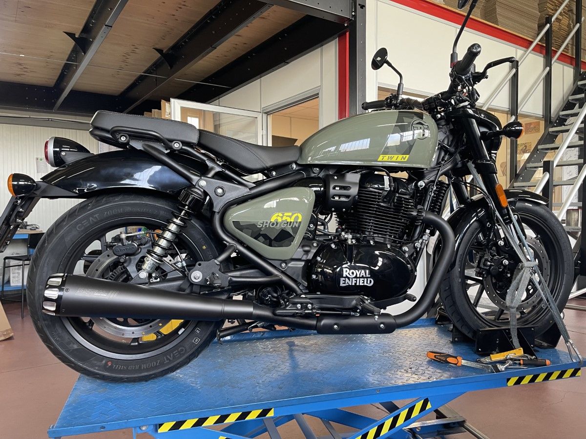 Black painted conical exhaust Royal Enfield ShotGun 650 E5+