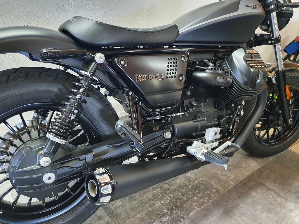 Short Exclusive exhaust for V9 850 E5 in black paint