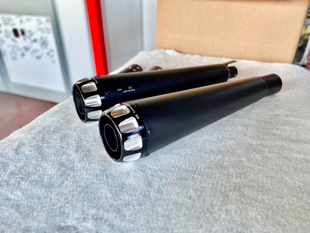 Short Exclusive exhaust for V9 850 E5 in black paint